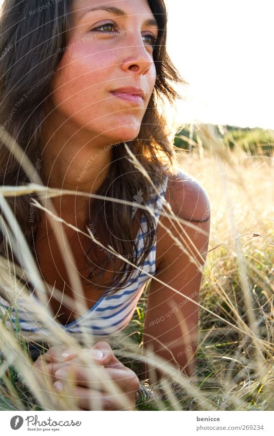 Wiese Frau Mensch Nase Mund liegen Erholung Sommer Frühling Kleid Gras Einsamkeit Nahaufnahme Sonne Sonnenstrahlen Tag Sonnenlicht genießen reizvoll Profil