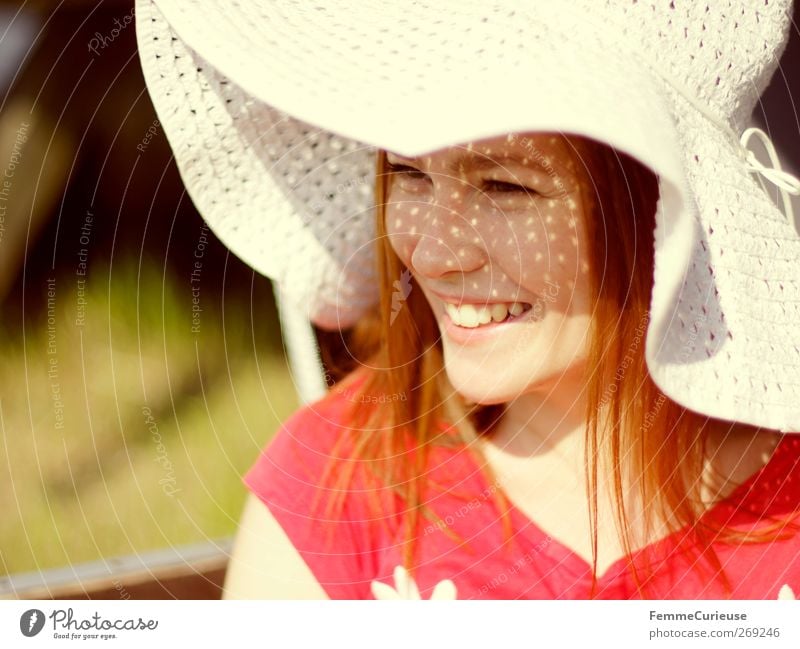 The smile on her face... Lifestyle Stil schön Freizeit & Hobby Garten Junge Frau Jugendliche Erwachsene Kopf 1 Mensch 18-30 Jahre Freude rothaarig Sonnenhut