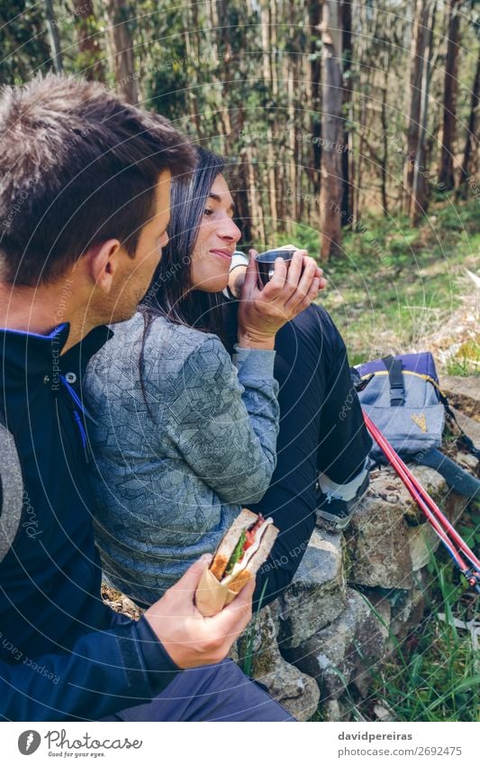 Pausieren Sie beim Trekking. Essen trinken Lifestyle Freizeit & Hobby Ferien & Urlaub & Reisen Abenteuer Berge u. Gebirge wandern Sport Klettern Bergsteigen