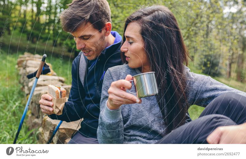 Pausieren Sie beim Trekking. Essen trinken Lifestyle Freizeit & Hobby Ferien & Urlaub & Reisen Abenteuer Berge u. Gebirge wandern Sport Klettern Bergsteigen