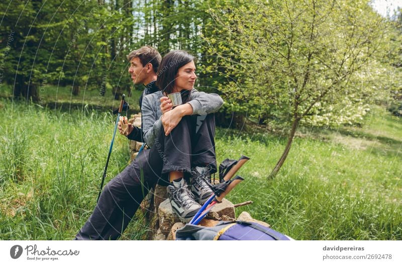 Pausieren Sie beim Trekking. Essen trinken Lifestyle Freizeit & Hobby Abenteuer Berge u. Gebirge wandern Sport Klettern Bergsteigen Mensch Frau Erwachsene Mann