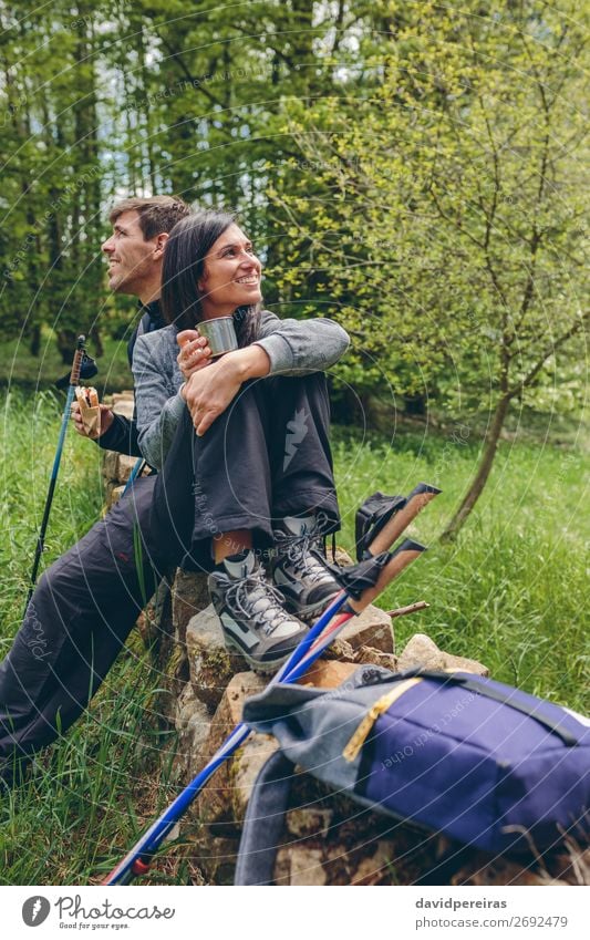 Pausieren Sie beim Trekking. Essen trinken Lifestyle Glück Freizeit & Hobby Abenteuer Berge u. Gebirge wandern Sport Klettern Bergsteigen sprechen Mensch Frau