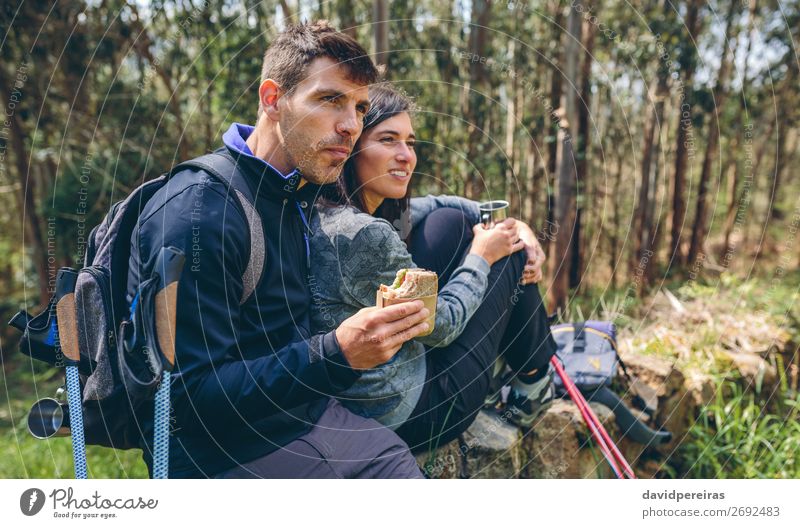 Pausieren Sie beim Trekking. Essen trinken Lifestyle Freizeit & Hobby Abenteuer Berge u. Gebirge wandern Sport Klettern Bergsteigen Mensch Frau Erwachsene Mann