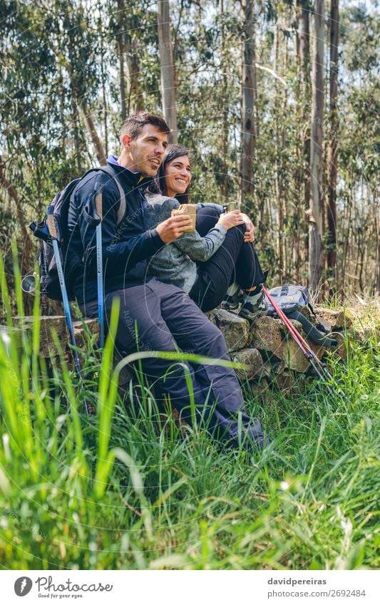 Pausieren Sie beim Trekking. Essen trinken Lifestyle Glück Freizeit & Hobby Abenteuer Berge u. Gebirge wandern Sport Klettern Bergsteigen Mensch Frau Erwachsene