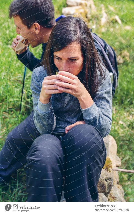 Pausieren Sie beim Trekking. Essen trinken Kaffee Lifestyle Freizeit & Hobby Ferien & Urlaub & Reisen Abenteuer Berge u. Gebirge wandern Sport Klettern