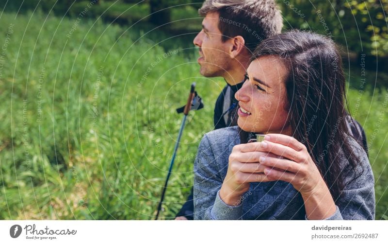 Pausieren Sie beim Trekking. trinken Kaffee Lifestyle Freizeit & Hobby Abenteuer Berge u. Gebirge wandern Sport Klettern Bergsteigen Mensch Frau Erwachsene Mann