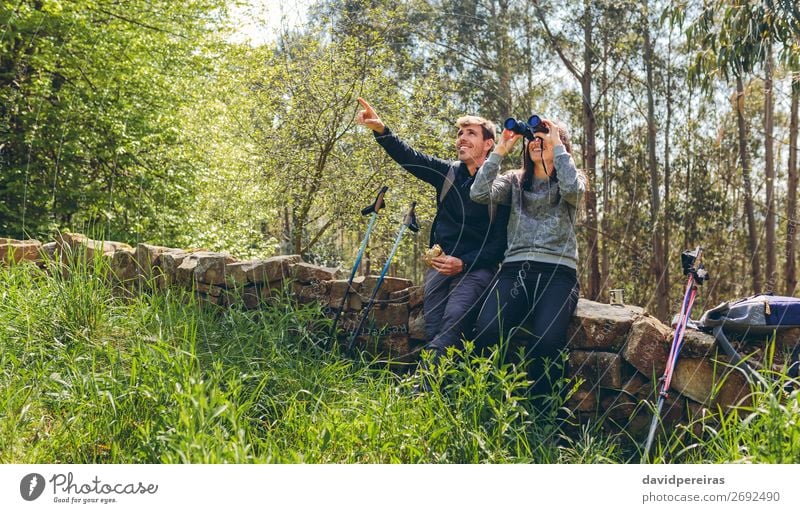 Paar beim Trekking suchen mit Fernglas Essen Lifestyle Glück Freizeit & Hobby Abenteuer wandern Sport Mensch Frau Erwachsene Mann Natur Landschaft Herbst Baum