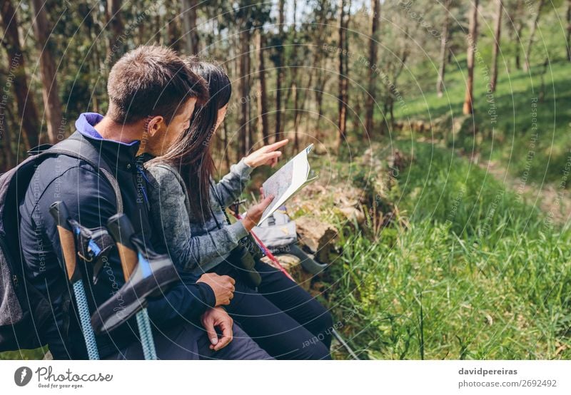 Ein Paar beim Trekking, das auf eine Karte schaut. Lifestyle Ausflug Abenteuer Sightseeing Berge u. Gebirge wandern Sport Mensch Frau Erwachsene Mann Natur