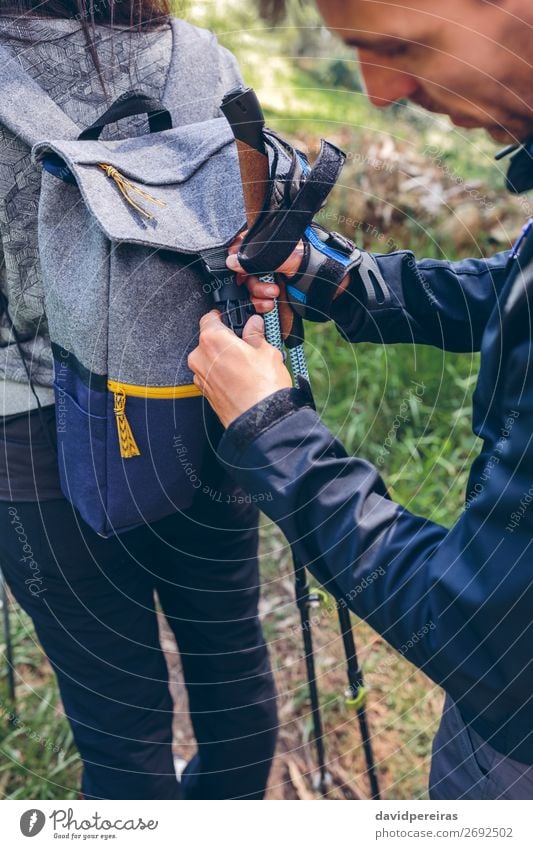 Wanderer schließt den Rucksack seines Partners. Lifestyle Ferien & Urlaub & Reisen Ausflug Abenteuer Berge u. Gebirge wandern Sport Klettern Bergsteigen Mensch