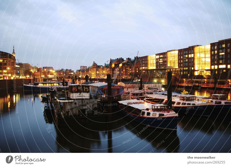 hamburg. Hamburg Deutschland Europa Stadt Hafenstadt Altstadt Menschenleer Haus Gebäude Architektur Sehenswürdigkeit Schifffahrt Bootsfahrt Fähre Fischerboot