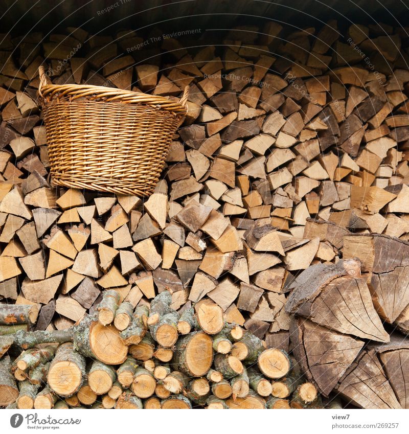 zu Gast beim Nordreisenden heimwerken Natur Holz authentisch Energie Hoffnung Ordnung Qualität stagnierend Stapel Vorrat holzheizung heizen Korb Holzstapel