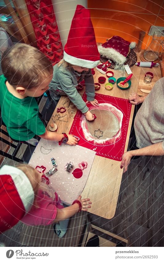 Weihnachtskekse zu Hause backen Lebensmittel Teigwaren Backwaren Kuchen Dessert Süßwaren Lifestyle Tisch Küche Feste & Feiern Weihnachten & Advent Mensch Kind