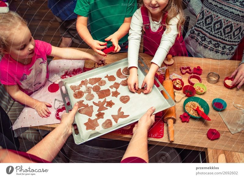 Weihnachtskekse zu Hause backen Lebensmittel Teigwaren Backwaren Kuchen Dessert Süßwaren Tisch Küche Feste & Feiern Weihnachten & Advent Mensch Kind Mädchen