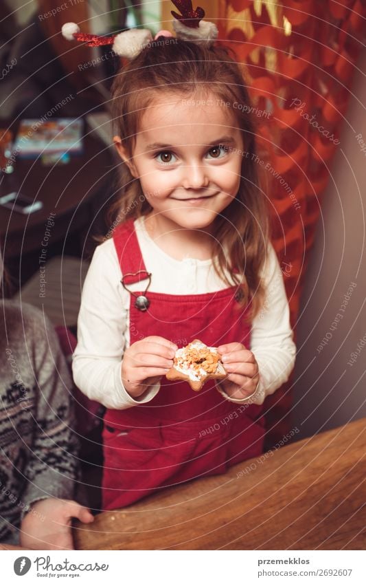 Weihnachtskekse zu Hause backen Süßwaren Lifestyle Küche Feste & Feiern Weihnachten & Advent Kind Handwerk Mensch Mädchen 1 3-8 Jahre Kindheit Essen genießen