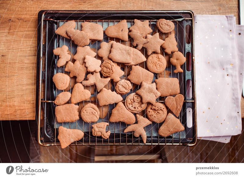 Weihnachtskekse zu Hause backen Lebensmittel Teigwaren Backwaren Kuchen Süßwaren Tisch Küche Feste & Feiern Weihnachten & Advent Herz Engel machen authentisch