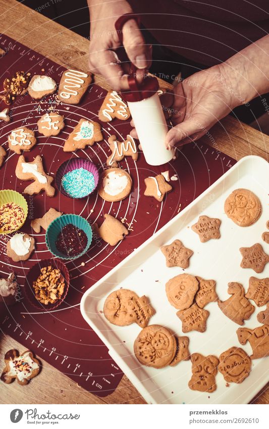 Weihnachtskekse zu Hause backen Lebensmittel Teigwaren Backwaren Kuchen Süßwaren Lifestyle Tisch Küche Feste & Feiern Mensch Frau Erwachsene Mutter Hand