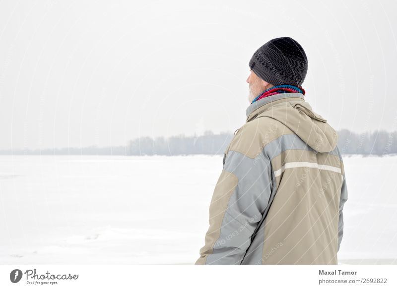 Mann in der Nähe des gefrorenen Flusses im Winter Schnee Mensch Erwachsene Natur Landschaft Baum Jacke Mantel alt beobachten natürlich grau Gefühle Dnjepr Kiew