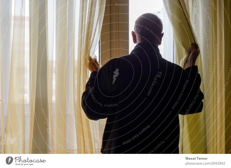 Mann schaut aus dem Fenster. Mensch Erwachsene beobachten Denken stehen warten Hintergrundbeleuchtung hintergrundbeleuchtet Kaukasier Gardine heimwärts