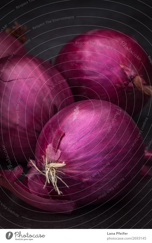 Rote Zwiebel in Nahaufnahme Lebensmittel Gemüse Ernährung Essen Vegetarische Ernährung Slowfood Gesundheit Alternativmedizin Gesunde Ernährung Kur