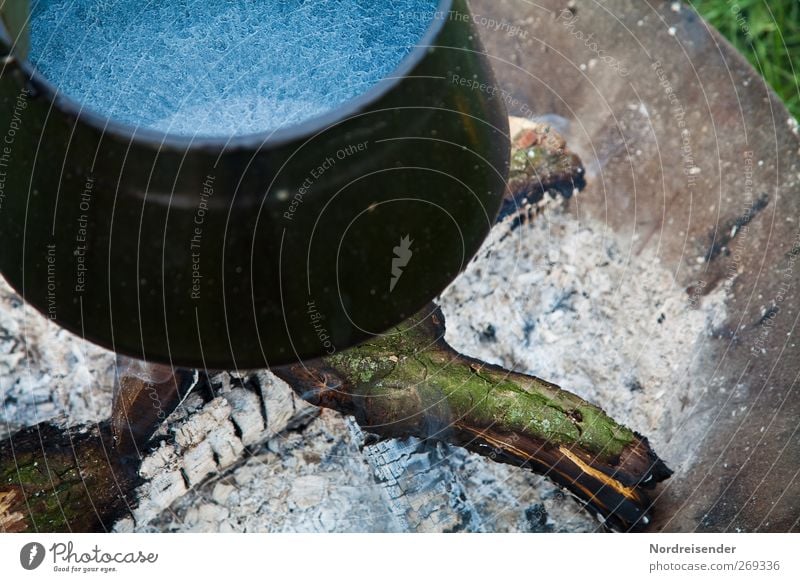 Kaffee kommt gleich Ernährung Schalen & Schüsseln Topf Feuerstelle kochen & garen Emaille Holz Brennholz Farbfoto Gedeckte Farben Außenaufnahme Menschenleer