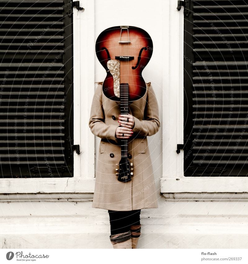 GUITAR IN YOUR EAR Mensch feminin Frau Erwachsene 1 Künstler Musik Musiker Gitarre Printmedien Neue Medien Dorf Kleinstadt Stadt Hafenstadt Stadtrand Altstadt