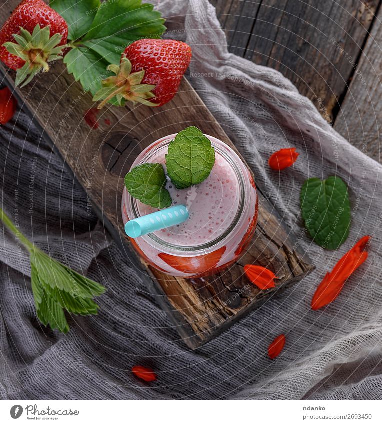 Smoothie aus Joghurt und frischen Erdbeeren Frucht Dessert Süßwaren Ernährung Frühstück Diät Getränk Saft Tasse Gesunde Ernährung Tisch Holz saftig grün rot