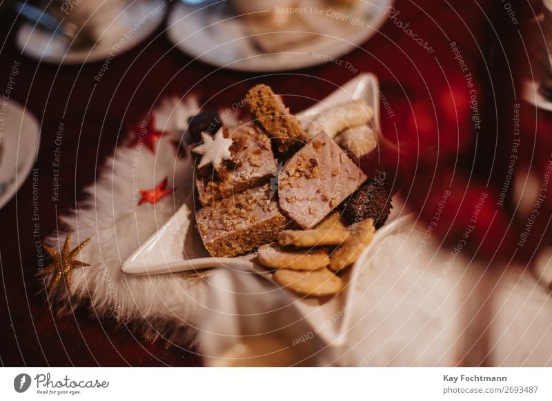 Teller voller Weihnachtsplätzchen gebacken Bäckerei Biskuit Kuchen Bonbon Feier Weihnachten Weihnachtstisch Konditorei Kontemplation Keks gemütlich Dekor