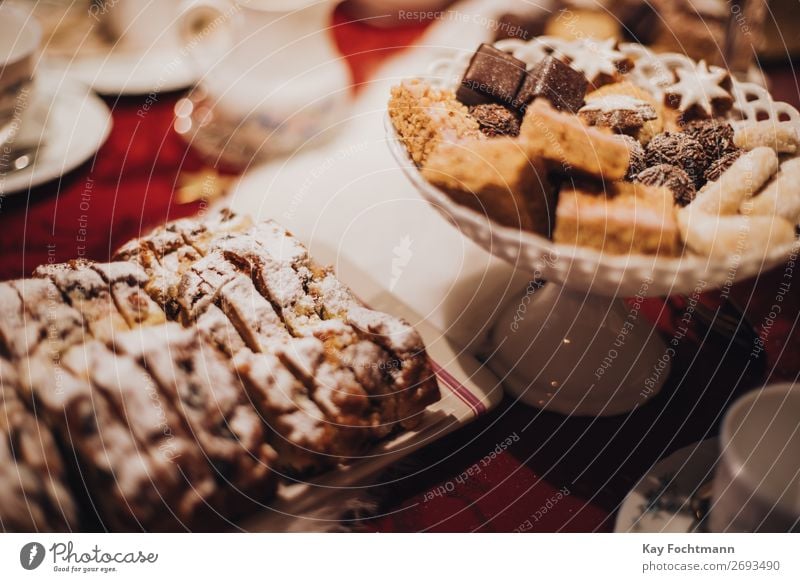 Teller voller Weihnachtsplätzchen gebacken Bäckerei Biskuit Kuchen Bonbon Feier Weihnachten Weihnachtstisch Konditorei Kontemplation Keks gemütlich Dekor