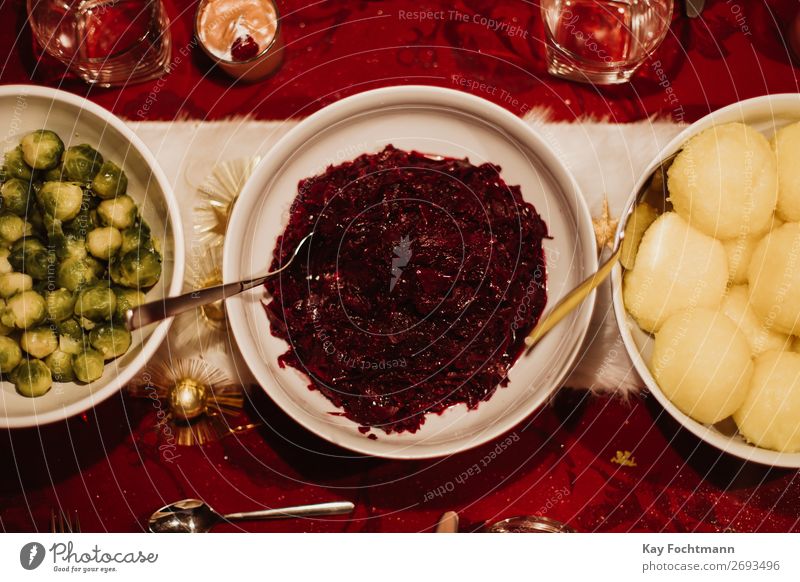 Rotkohl, Rosenkohl und Knödel als traditionelles deutsches Weihnachtsgericht gebacken Schalen & Schüsseln Kohlgewächse Feier Weihnachten Weihnachtsessen Koch