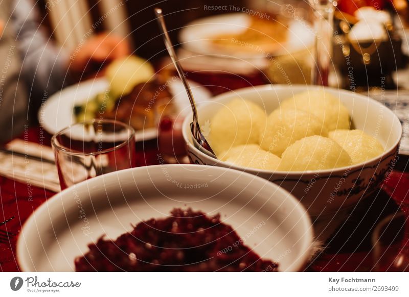 Rotkohl und Knödel als traditionelles deutsches Weihnachtsgericht gebacken Schalen & Schüsseln Kohlgewächse Feier Weihnachten Weihnachtsessen Koch Knusprig