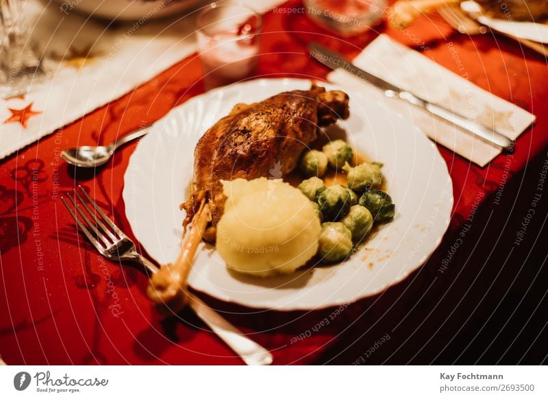 Teller mit Gans, Knödeln und Rosenkohl als traditionelles deutsches Weihnachtsgericht gebacken Schalen & Schüsseln Feier Weihnachten Weihnachtsessen Koch