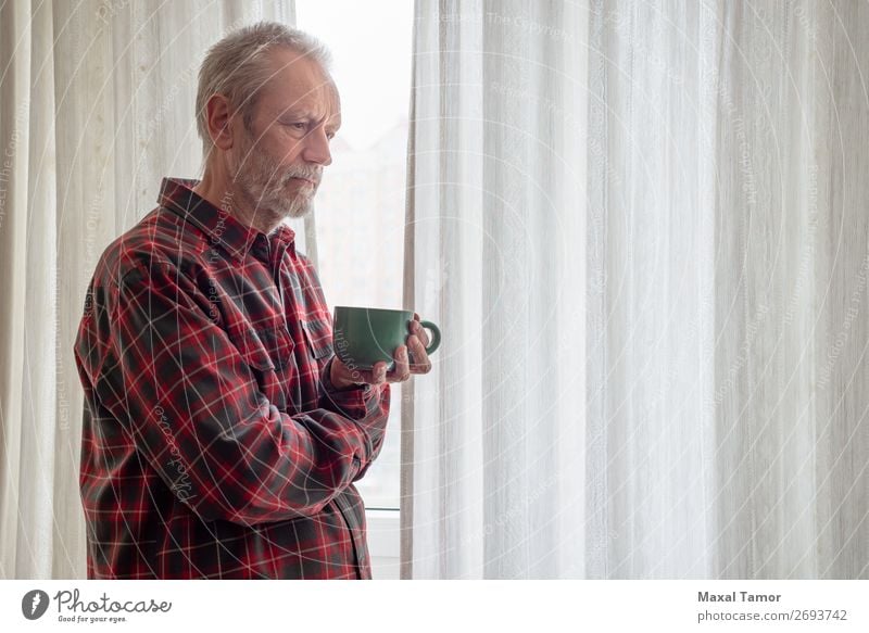 Nachdenklicher reifer Mann, der seinen Kaffee in der Nähe des Fensters trinkt. trinken Tee Mensch Erwachsene Stadt beobachten Denken stehen Traurigkeit warten