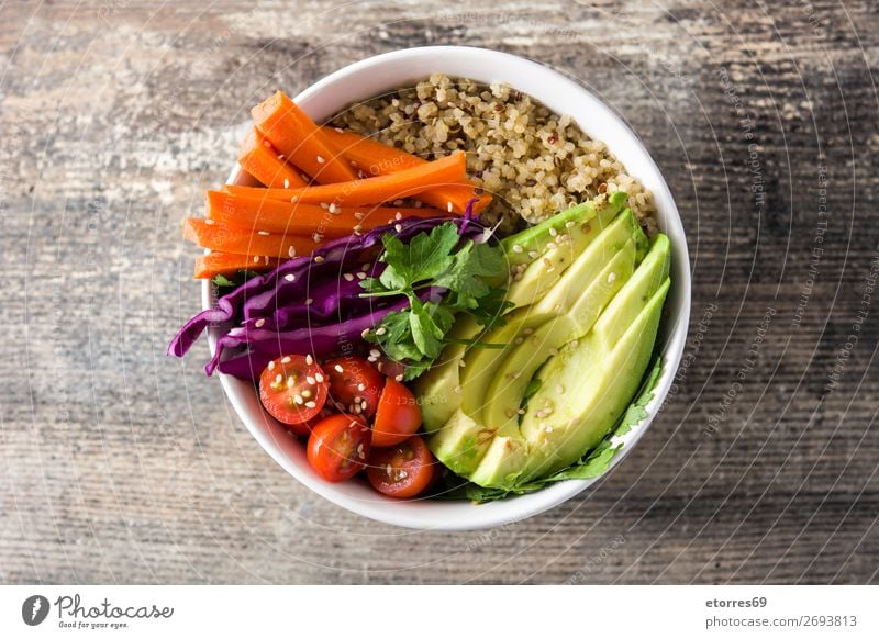 Vegane Buddha-Schale mit frischem Rohkost und Quinoa Schalen & Schüsseln Gemüse Avocado Zwiebel Tomate Möhre Kohlgewächse Gesunde Ernährung Foodfotografie