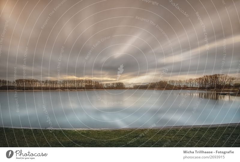 Ziehende Wolken über dem See Natur Landschaft Wasser Himmel Horizont Sonnenlicht Klima Wetter Wind Bewegung leuchten natürlich Stadt weich blau gelb grün orange