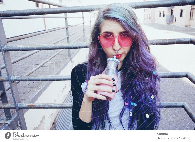 Glücklicher, schöner Teenager mit rosa Sonnenbrille Getränk Flasche Lifestyle Stil Sommer Mensch feminin Junge Frau Jugendliche Erwachsene 1 18-30 Jahre Punk