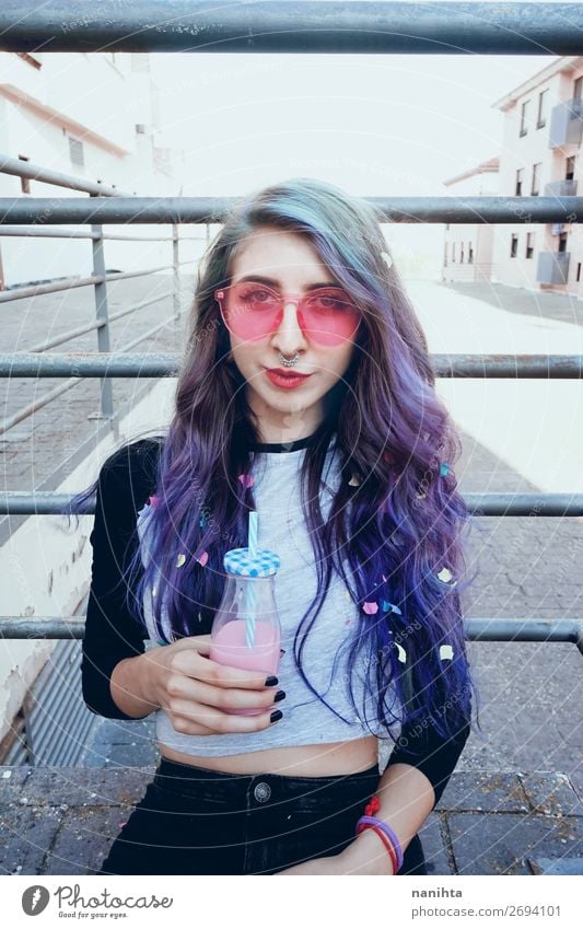 Glücklicher, schöner Teenager mit rosa Sonnenbrille Getränk Flasche Lifestyle Stil Sommer Mensch feminin Junge Frau Jugendliche Erwachsene 1 18-30 Jahre Punk