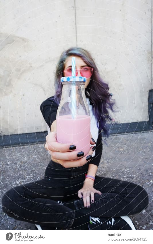 Glücklicher, schöner Teenager mit einem Milchshake. Frucht Getränk Erfrischungsgetränk Flasche Trinkhalm Lifestyle Stil Sommer Mensch feminin Junge Frau