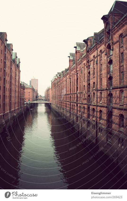 Speicherstadt HH Hamburg Bundesadler Europa Stadt Hafenstadt Menschenleer Architektur dunkel Kanal Wasseroberfläche Wasserstraße Hansestadt Brücke