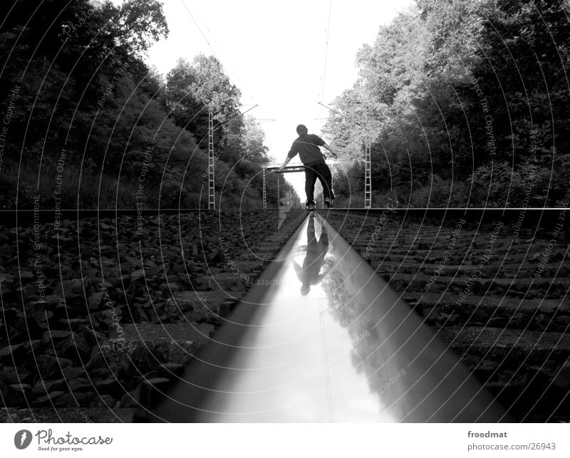 Spiegelei Gleise Reflexion & Spiegelung Tunnelblick Zufriedenheit Gleichgewicht Baum Elektrizität Verkehr Reflektion tief bw Schwarzweißfoto Stein Glätte Kies