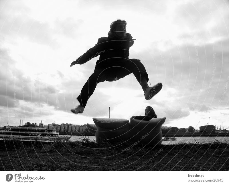 Sofasurfers springen Lebensfreude Wasserfahrzeug Wolken Publikum Aktion Monochrom Mensch Himmel Silhouette Schwarzweißfoto bw