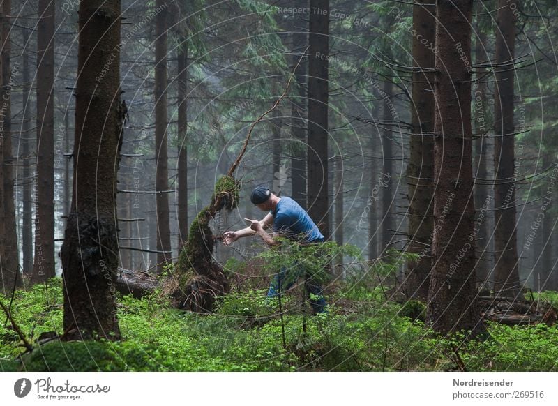 Zwielichtige Gestalten Lifestyle Zeitmaschine Mensch maskulin Schauspieler Nebel Wald Mütze Zeichen berühren sprechen Konflikt & Streit Traurigkeit Ehrlichkeit