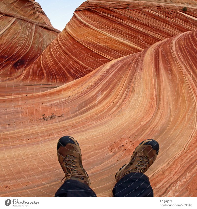 einfach umwerfend Ferien & Urlaub & Reisen Tourismus Wellen wandern Fuß 1 Mensch Natur Landschaft Felsen Schlucht Schuhe Wanderschuhe fallen liegen