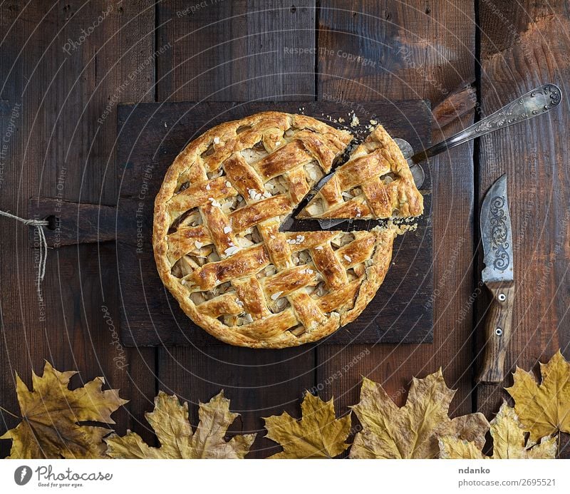 gebackene ganze runde Apfelkuchen Frucht Kuchen Dessert Ernährung Mittagessen Abendessen Messer Tisch Küche Herbst Holz frisch lecker oben braun weiß Tradition