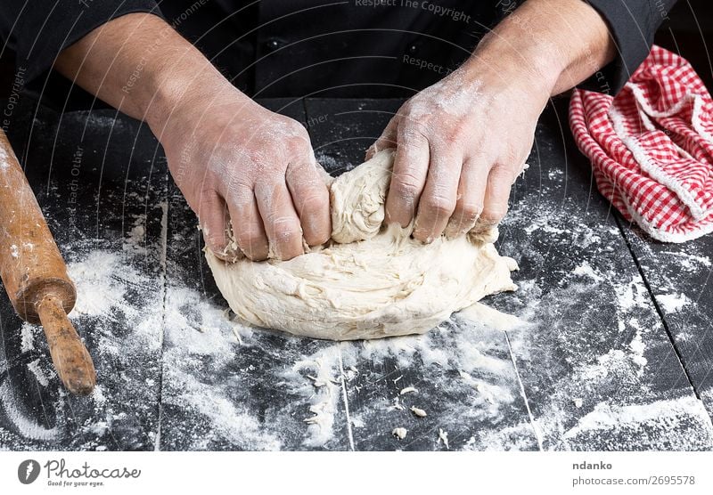 Kochknetungen Weißweizenmehlteig Teigwaren Backwaren Brot Ernährung Tisch Küche Mann Erwachsene Hand Holz machen schwarz weiß Tradition backen Bäcker Bäckerei