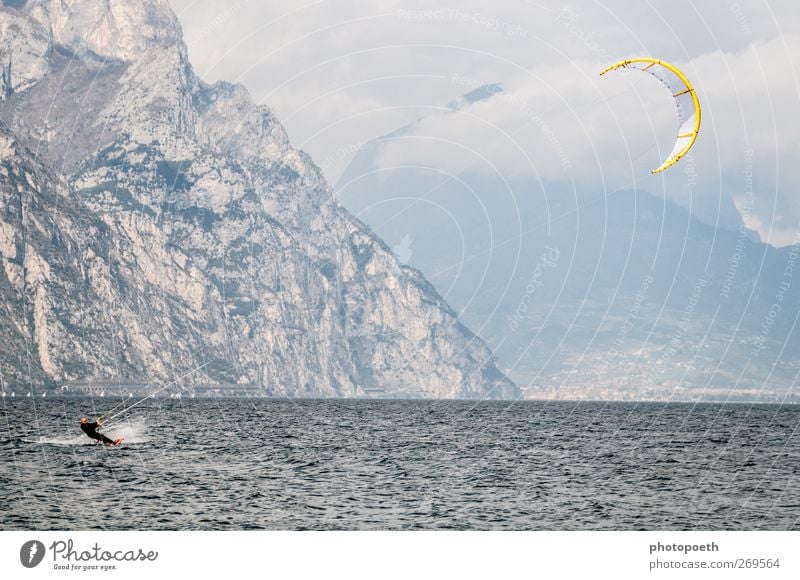 Kitesurfer, Gardasee Wellen Berge u. Gebirge Sport Wassersport Sportler Natur Horizont Felsen Alpen Seeufer Bewegung sportlich Geschwindigkeit blau braun Kiting