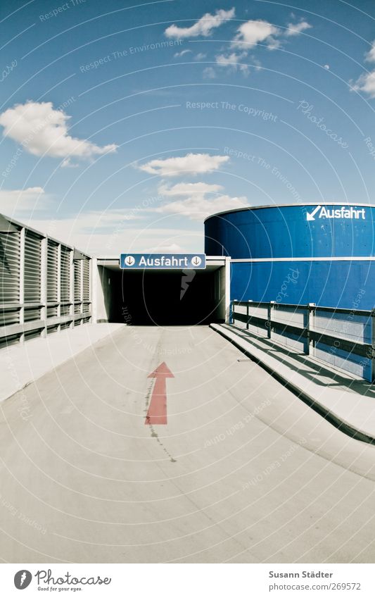 tschüssi 26. Hochhaus Brücke Tunnel Architektur Mauer Wand Verkehrswege Autofahren Straße hoch Ausfahrt Parkhaus Pfeil Wege & Pfade mehrfarbig Außenaufnahme