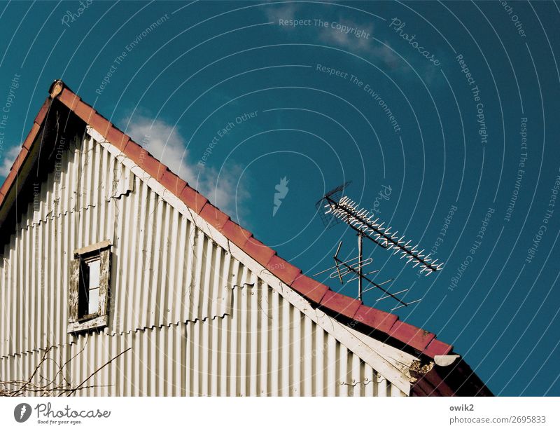 Unbeeindruckt Himmel Wolken Schönes Wetter Haus Gebäude Mauer Wand Fenster Dachrinne Antenne Glas Metall Kunststoff alt glänzend historisch Neugier oben retro