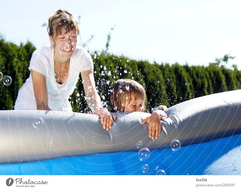 family pool action Freude Sommer feminin Mädchen Junge Frau Jugendliche Mutter Erwachsene Familie & Verwandtschaft Leben 2 Mensch 3-8 Jahre Kind Kindheit