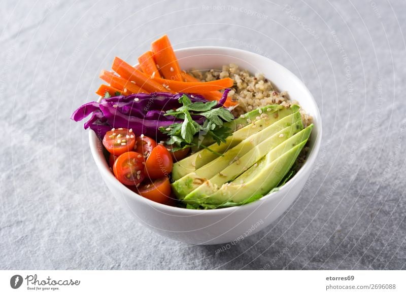 Vegane Buddha-Schale mit frischem Rohkost und Quinoa Schalen & Schüsseln Gemüse Avocado Zwiebel Tomate Möhre Kohlgewächse Gesunde Ernährung Foodfotografie