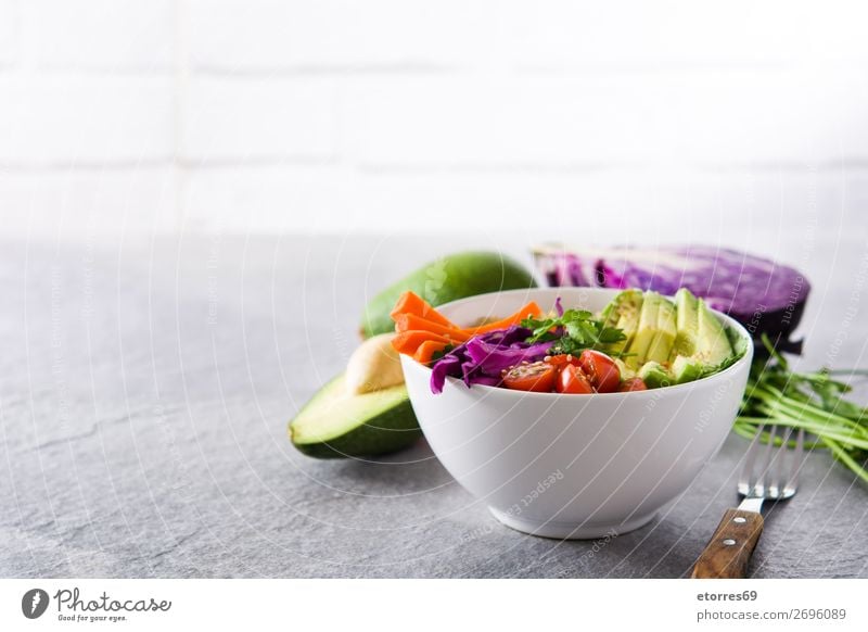 Vegane Buddha-Schale mit frischem Rohkost und Quinoa Schalen & Schüsseln Gemüse Avocado Zwiebel Tomate Möhre Kohlgewächse Gesunde Ernährung Foodfotografie